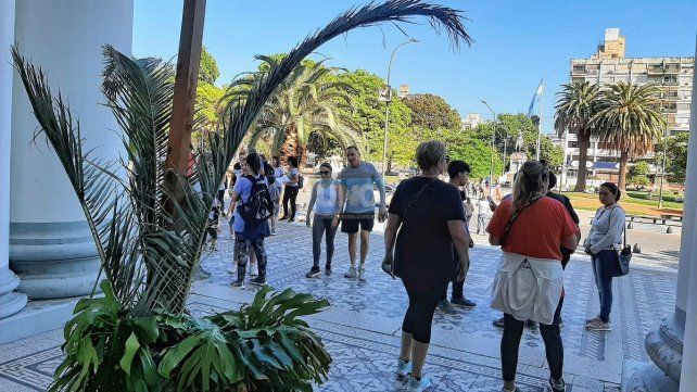 Desde temprano peregrinos caminan cuadras y cuadras en Paraná y otras ciudades para cumplir con una de las costumbres religiosas más arraigadas y simbólicas