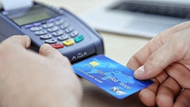 La suba de las tasas de interés afecta a quien paga el mínimo