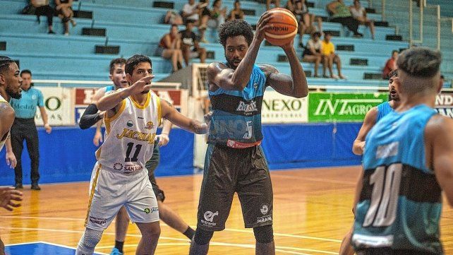 El extranjero Christian Rohlehr (18 puntos) fue otra vez importante en el goleo de Echagüe.