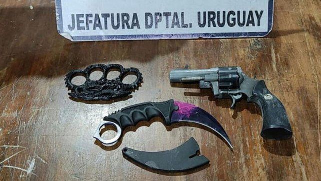Manoplas, arma y cuchillo secuestradas a jóvenes. Manoplas, arma y cuchillo secuestradas a jóvenes.