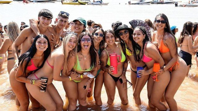 Las chicas también disfrutan del río y de la fiesta. Las chicas también disfrutan del río y de la fiesta.