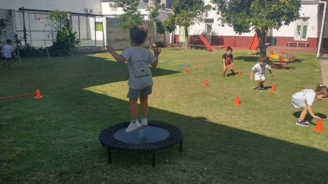 En las instalaciones del Club Atlético Estudiantes los chicos llevan a cabo distintos juegos que ayudan potenciar sus capacidades. En las instalaciones del Club Atlético Estudiantes los chicos llevan a cabo distintos juegos que ayudan potenciar sus capacidades.