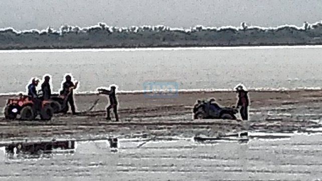 Frente a Villa Urquiza paseaban en cuatriciclo en el lecho del río Paraná