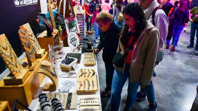 Este viernes en la Sala Mayo tuvo una buena concurrencia la feria Diseña Paraná en su primer día. Este viernes en la Sala Mayo tuvo una buena concurrencia la feria Diseña Paraná en su primer día.