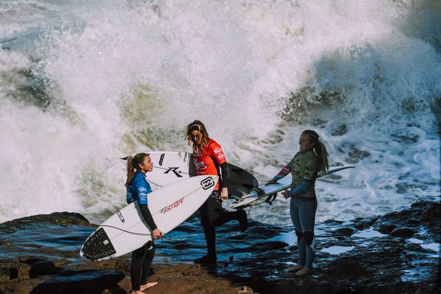 Las chicas antes de tirarse al mar desde las rocas. Las chicas antes de tirarse al mar desde las rocas.