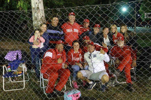 La gente de Talleres de Paraná mirando la definición.