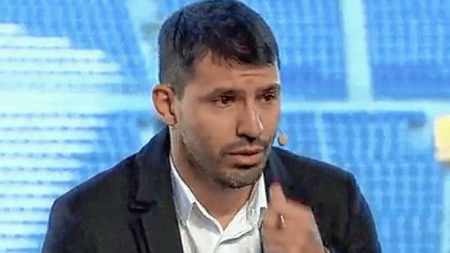 Entre lágrimas, Sergio Agüero anunció su retiro del fútbol.