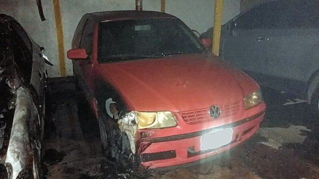 Un incendio en calle López Jordán entre Toscanini y Pérez Colman alcanzó a tres autos
