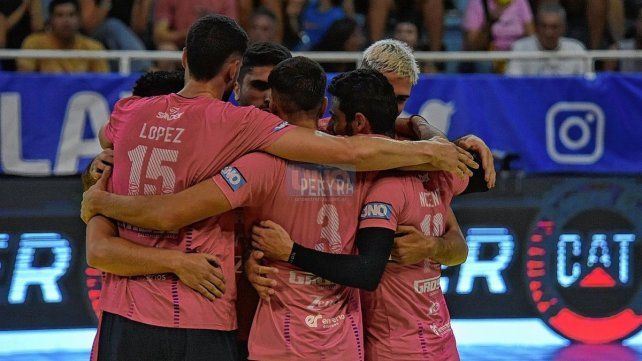 Los jugadores de Gross Paracao festejan uno de los puntos.