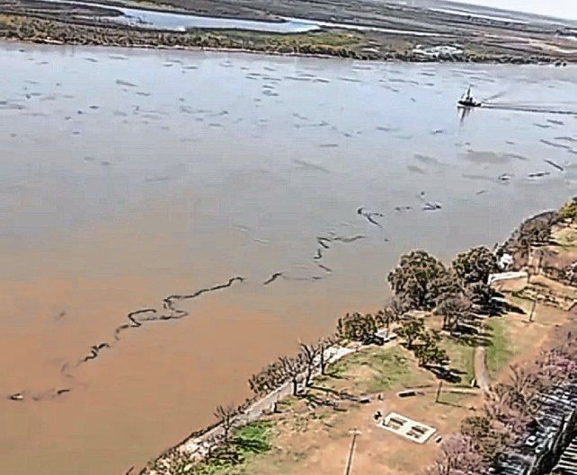 Un surco negro de cientos de metros se visualiza en el Río Paraná frente a Rosario. Un surco negro de cientos de metros se visualiza en el Río Paraná frente a Rosario.