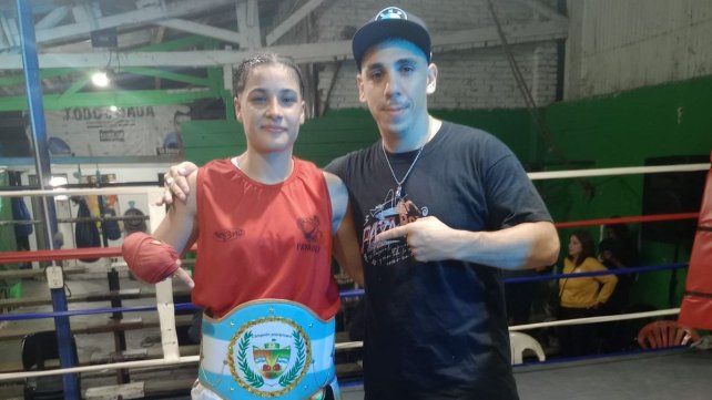 Zamira Beber, campeona entrerriana de la categoría Mayor Hasta 57 kilos, y su entrenador Nicolás Pagliaruzza. Zamira Beber, campeona entrerriana de la categoría Mayor Hasta 57 kilos, y su entrenador Nicolás Pagliaruzza.