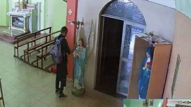 Robaron el candelabro de un ángel de la parroquia Santa Teresita Robaron el candelabro de un ángel de la parroquia Santa Teresita