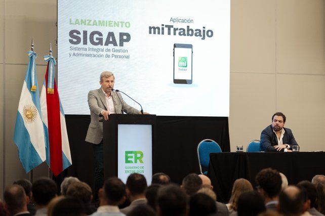 El gobernador presentó Mi Trabajo junto al ministro de Gobierno y Trabajo, Manuel Troncoso, el secretario de Trabajo, Mariano Camoirano, funcionarios y trabajadores de la administración pública El gobernador presentó Mi Trabajo junto al ministro de Gobierno y Trabajo, Manuel Troncoso, el secretario de Trabajo, Mariano Camoirano, funcionarios y trabajadores de la administración pública