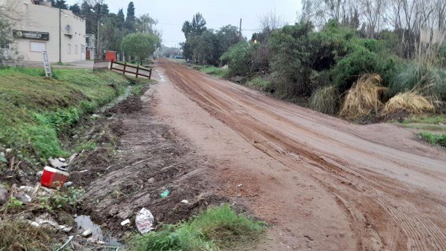 Vecinos de calle Gobernador Tibiletti entre Caputto y Doctor Martínez de Paraná aseguran que con cada lluvia no pueden circular ni caminando ni en vehículo