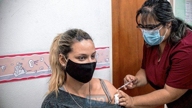 Emoción y alegría en el primer día de vacunación a embarazadas en Paraná.