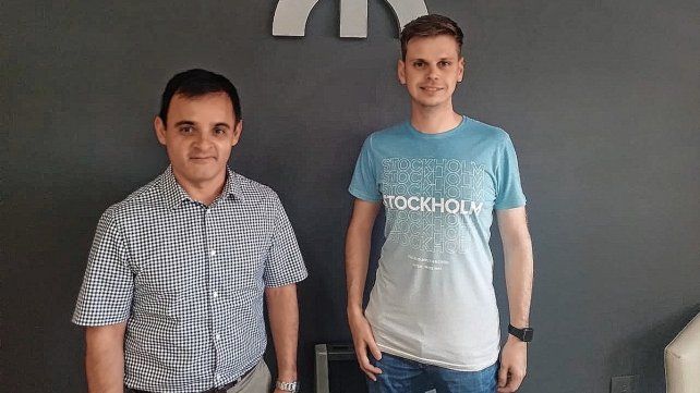 Premiado. El decano de la UTN Paraná, Alejandro Carrere, junto al ingeniero sobresaliente, Franco Tonutti. Premiado. El decano de la UTN Paraná, Alejandro Carrere, junto al ingeniero sobresaliente, Franco Tonutti.