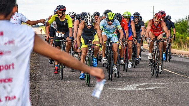 El Triatlón de La Paz tuvo más de 900 competidores este sábado.