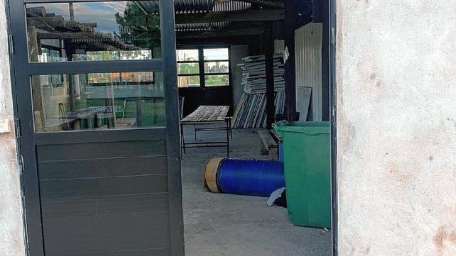 Se robaron un portón de un club. Se robaron un portón de un club.