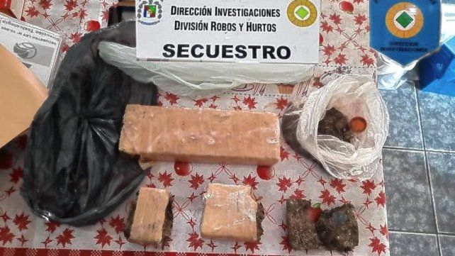 En uno de los allanamientos en el barrio Libertad la Policía halló un kilo y medio de droga.