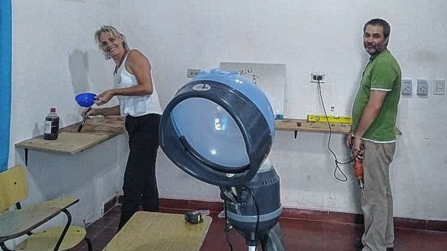 Aprender peluquería es una de las propuestas de la escuela del Volcadero.