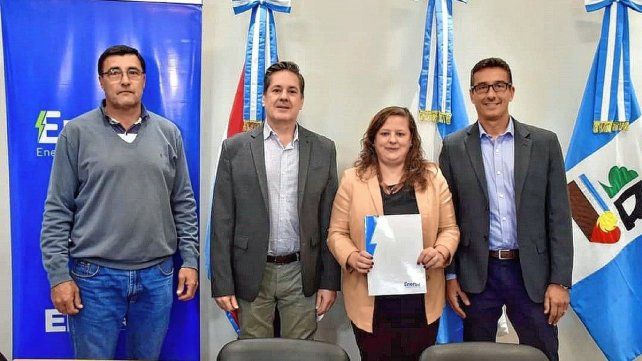 Se firmó un convenio entre la empresa ENERSA, representada por su presidente, Ignacio Bergallo, y la intendenta de General Ramírez, Flavia Pamberger, para mejorar el Parque Industrial Se firmó un convenio entre la empresa ENERSA, representada por su presidente, Ignacio Bergallo, y la intendenta de General Ramírez, Flavia Pamberger, para mejorar el Parque Industrial
