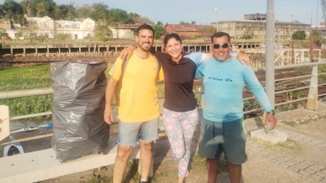 Elías Sigura, Misol Rosso y Pablo Taulada tras la jornada de limpieza del río Paraná. A su lado uno de los bolsones con basura. Elías Sigura, Misol Rosso y Pablo Taulada tras la jornada de limpieza del río Paraná. A su lado uno de los bolsones con basura.