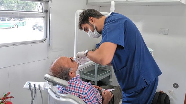 Hay que visitar al odontólogo cada seis meses.