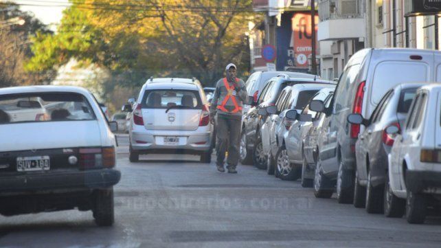 En la calle. Sostienen que no será fácil cobrar 32 pesos por un auto estacionado toda la mañana.