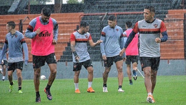 Los jugadores de Patronato tuvieron que frenar el entrenamiento por el diluvio del viernes.