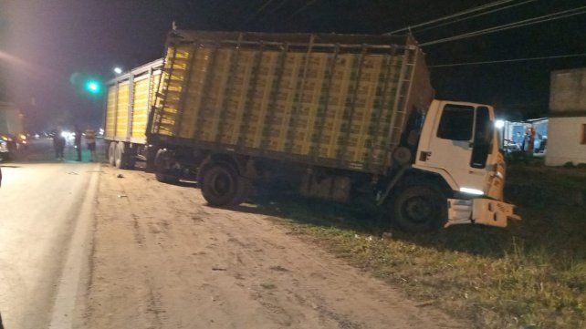 Choque en San José entre un camión y un auto. Choque en San José entre un camión y un auto.