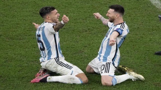 Leandro Paredes y Lionel Messi se fundieron en un abrazo tras obtener el Mundial 2022. Leandro Paredes y Lionel Messi se fundieron en un abrazo tras obtener el Mundial 2022.
