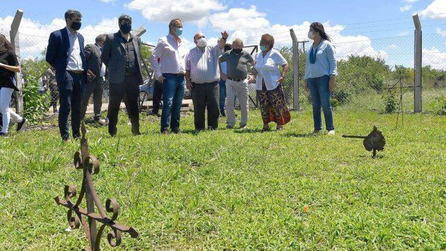 Bordet observó los trabajos que se realizan en el cementerio de afrodescendientes Los Manecos.