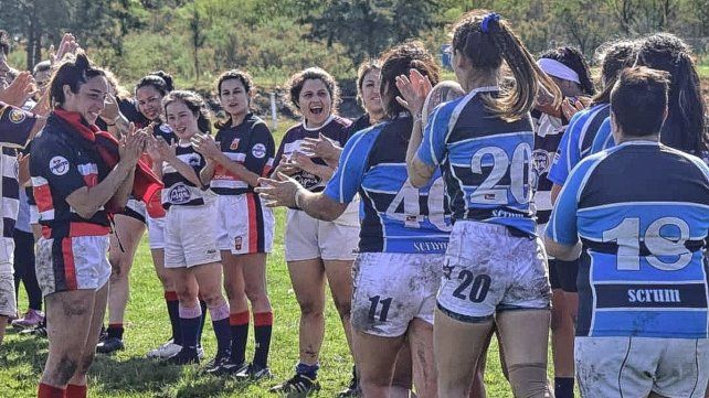 Las chicas de Central Entrerriano (subcampeonas) felicitan a las de Echagüe por el título.
