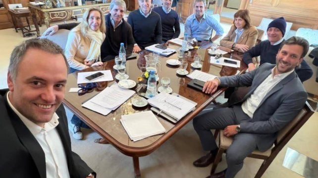 Menem y Caputo se mostraron juntos en la mesa política tras el pico de tensión y la intermediación de Milei Menem y Caputo se mostraron juntos en la mesa política tras el pico de tensión y la intermediación de Milei