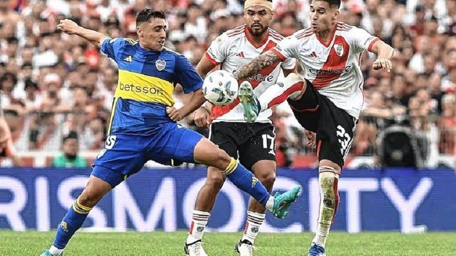 Boca derrotó a River en el último enfrentamiento entre ambos. Boca derrotó a River en el último enfrentamiento entre ambos.