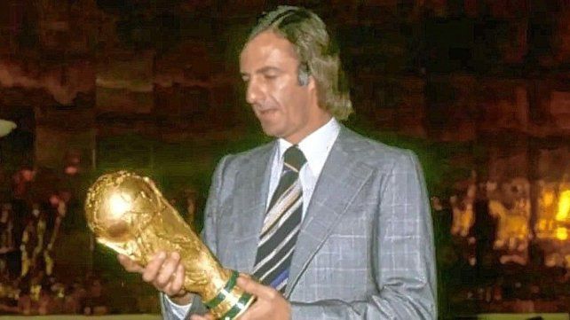 César Luis Menotti con la Copa del Mundo 1978. César Luis Menotti con la Copa del Mundo 1978.