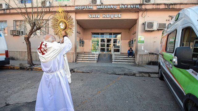 Bendición. El año pasado, por la pandemia de Covid 19, se desarrolló la Caravana Eucarística y monseñor Puiggari bendijo hospitales, clínicas y sanatorios.