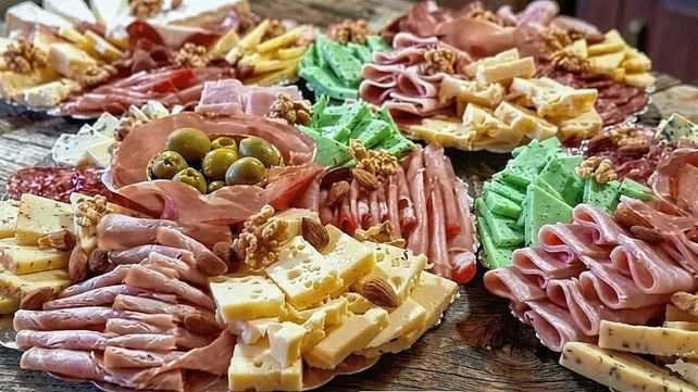 Preparan una picada gigante en Gualeguaychú. Preparan una picada gigante en Gualeguaychú.