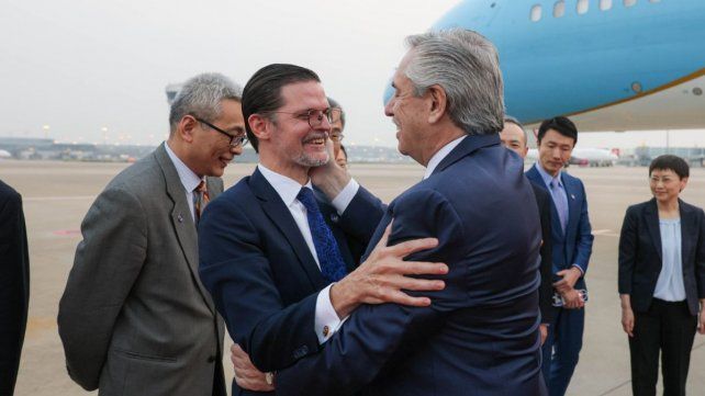 El embajador argentino en China, Sabino Vaca Narvaja, saluda al presidente Alberto Fernández en Shanghái. El embajador argentino en China, Sabino Vaca Narvaja, saluda al presidente Alberto Fernández en Shanghái.