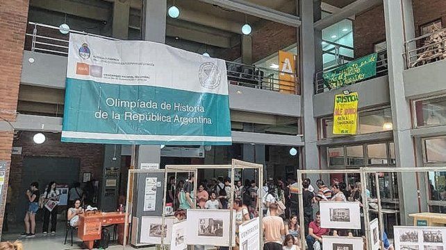 La Olimpíada de Historia. Una oportunidad de aprendizaje que tiene entre sus propósitos brindar herramientas para el abordaje de la compleja realidad social presente y pasada. La Olimpíada de Historia. Una oportunidad de aprendizaje que tiene entre sus propósitos brindar herramientas para el abordaje de la compleja realidad social presente y pasada.