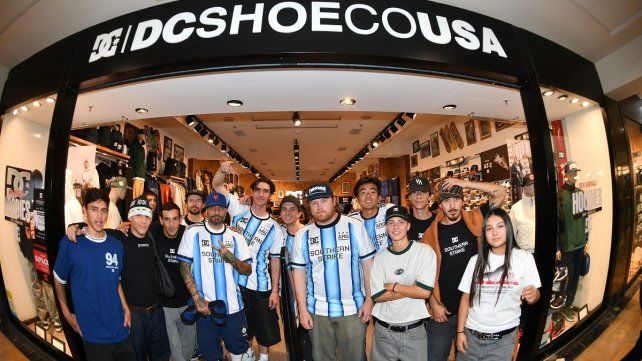 Skate: El Team DC en pleno, con los argentinos y los internacionales, en la firma de autógrafos en Unicenter. Skate: El Team DC en pleno, con los argentinos y los internacionales, en la firma de autógrafos en Unicenter.