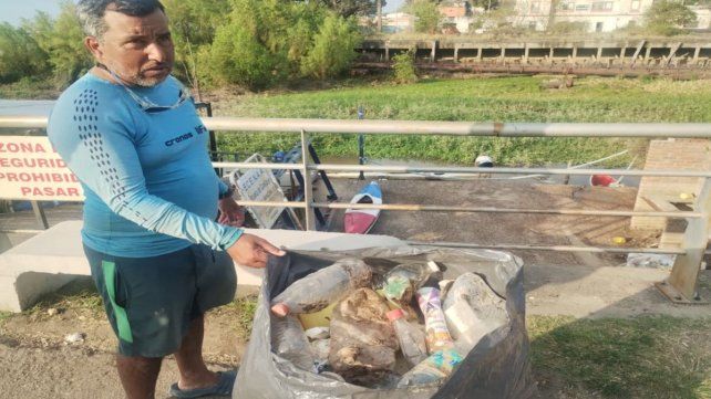 Pablo Taulada con uno de los bolsones repletos de basura. Pablo Taulada con uno de los bolsones repletos de basura.