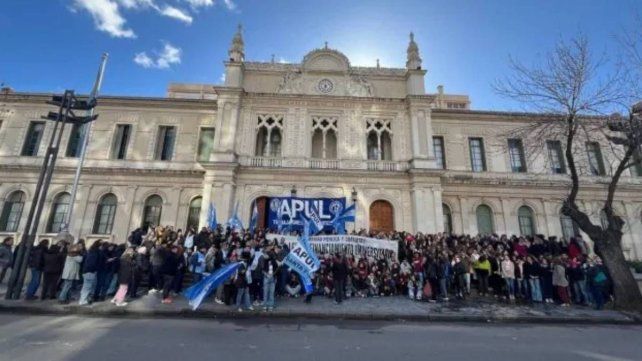 Fuga de docentes en la UNL: ya renunciaron 177 profesionales en medio del ajuste universitario