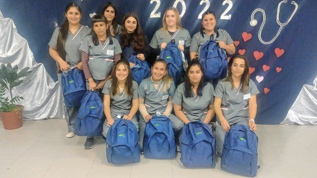 Estudiantes. Las mochilas que recibieron las alumnas contienen estetoscopio, termómetro clínico digital, oxímetro de pulso autocontenido, linterna clínica, entre otros elementos.