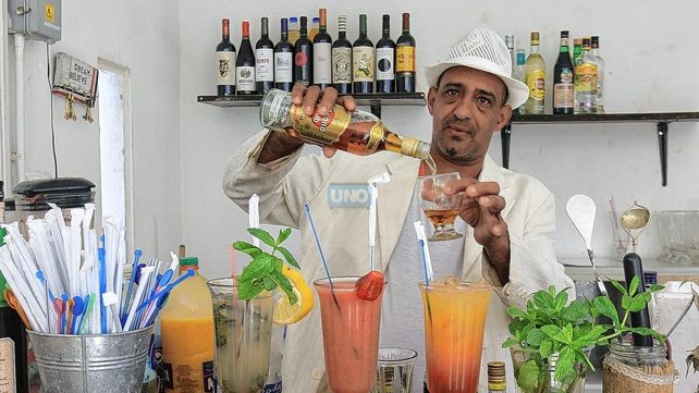 Ramón preparó para UNO un Santiago (naranja, granadina y ron), un Chiclé Frutal (frutas, hielo molido y ron) y el clásico mojito.