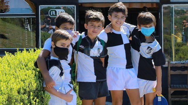 Los chicos del CAE se mostraron felices por la vuelta a las canchas.