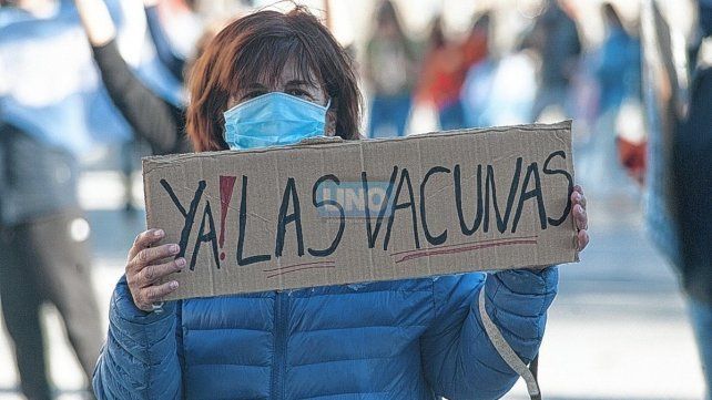 Banderas argentinas y el reclamo, ahora, a favor de las vacunas.