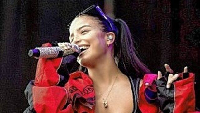 La joven cantante y compositora Emilia Mernes habló sobre su paso por España, su inminente gira por la Argentina y sus orígenes en Nogoyá