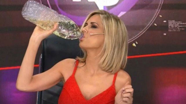 Viviana Canosa tomando Dióxido de cloro.