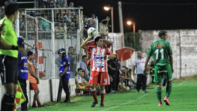 Martín Ojeda con la 11 en la espalda, esperando un lateral de Martín Galli. Martín Ojeda con la 11 en la espalda, esperando un lateral de Martín Galli.
